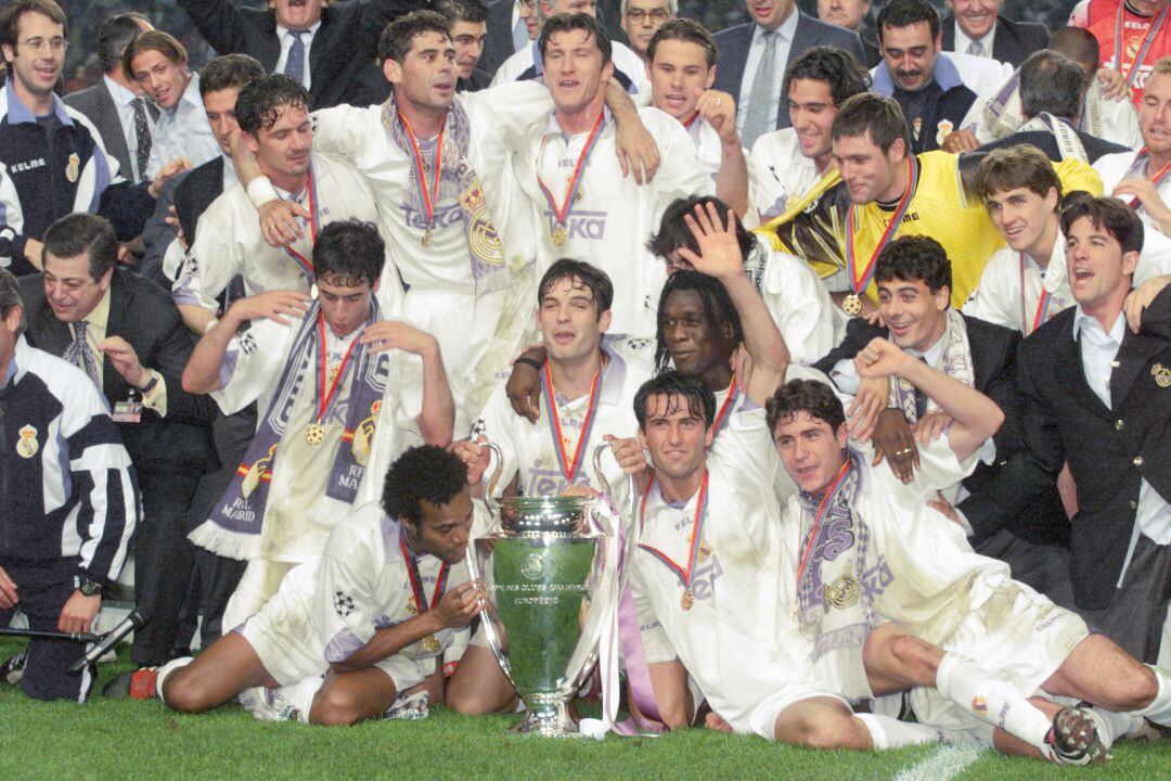 Los jugadores del Madrid celebran la victoria con el trofeo tras ganar la final de la Champions contra la Juventus. 