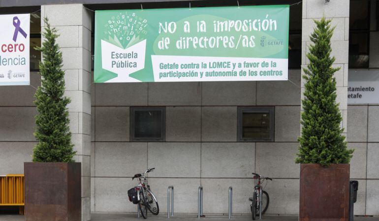 Pancarta que se puede ver en el Ayuntamiento de Getafe en contra del nombramiento directo de directores por parte de la Comunidad.