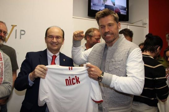 Nikolaj Coster-Waldau, actor que da vida a Jaime Lannister, recibiendo la camiseta del Sevilla FC con su nombre.