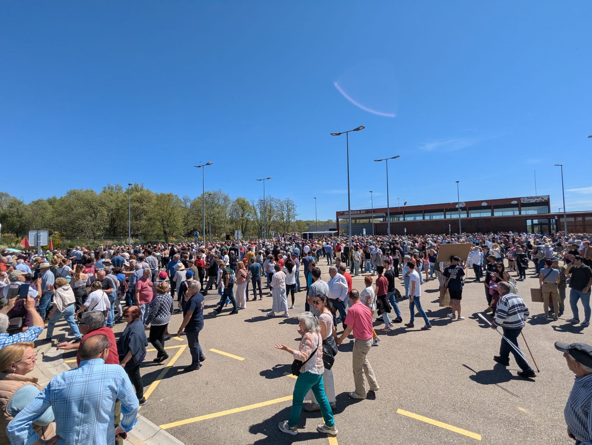 3.000 personas protestan en Otero de Sanabria (Zamora) por la pérdida de trenes de alta velocidad