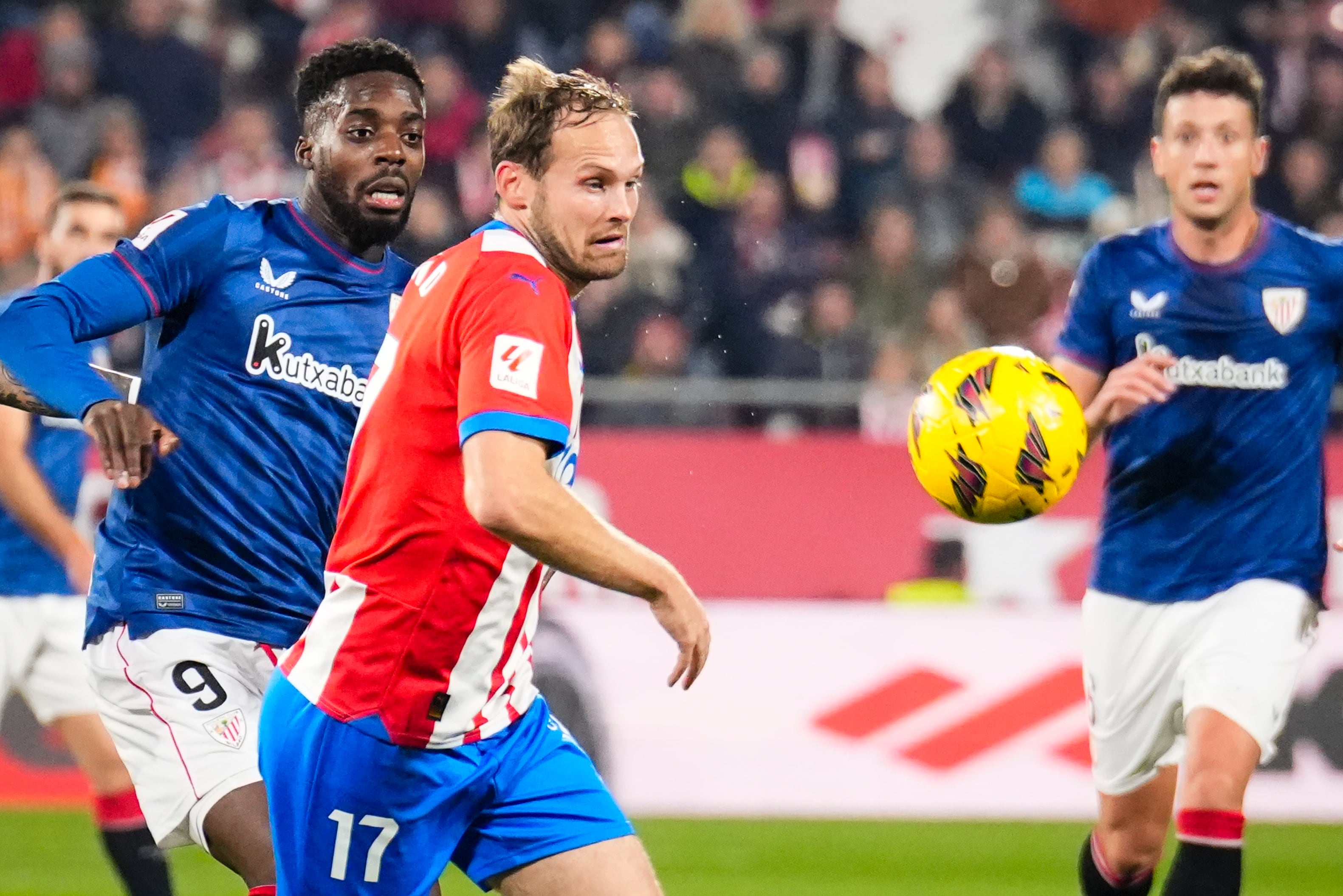 El defensa neerlandés del Girona, Daley Blind, intenta llevarse el balón ante el delantero del Athletic Club, Iñaki Williams durante el encuentro disputado en el estadio de Montilivi