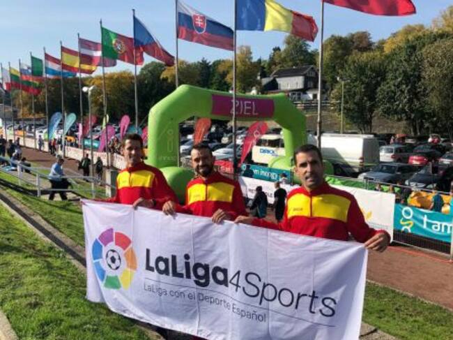 Juanma González (C) con Rafa Martínez (I) y el seleccionador