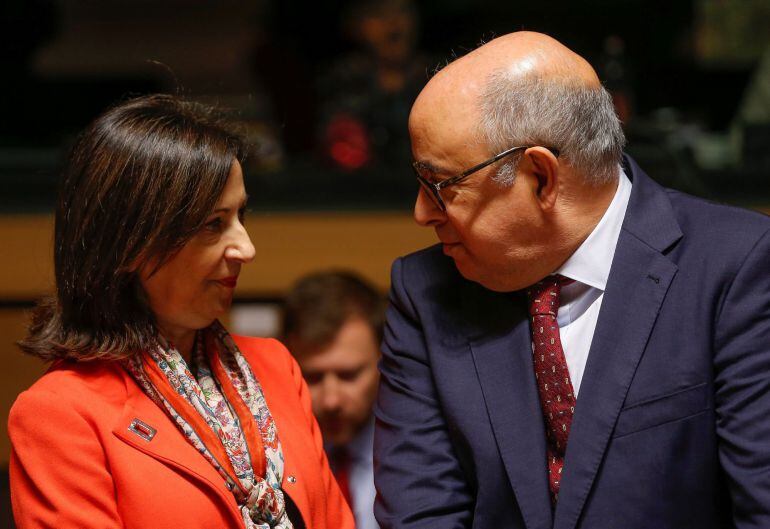 La ministra española de Defensa, Margarita Robles (izq), conversa con su homólogo portugués, Jose Alberto Azeredo Lopez, al inicio de la reunión del Consejo de Ministros de Exteriores y Defensa de la Unión Europea en Luxemburgo.