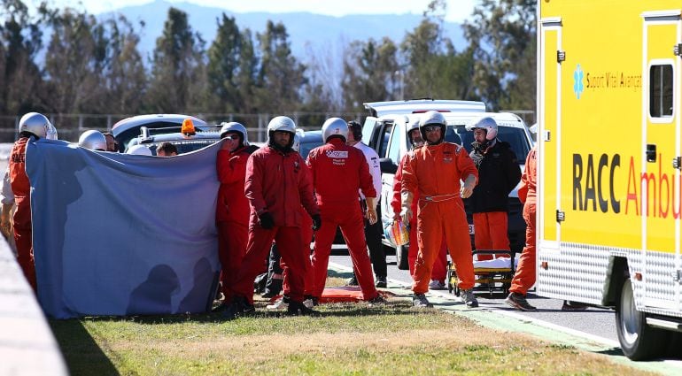 Fernando Alonso, evacuado tras sufrir un accidente en Montmeló