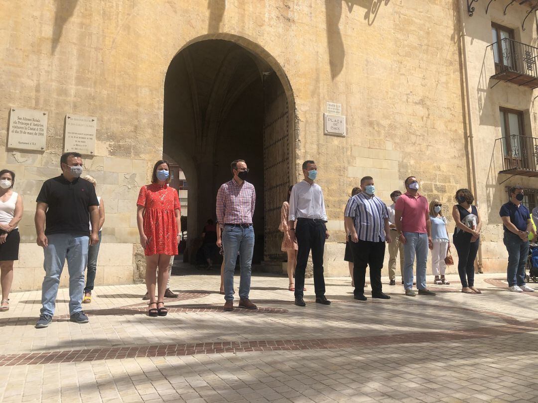 Miembros del ayuntamiento de Elche guardando un minuto de silencio 