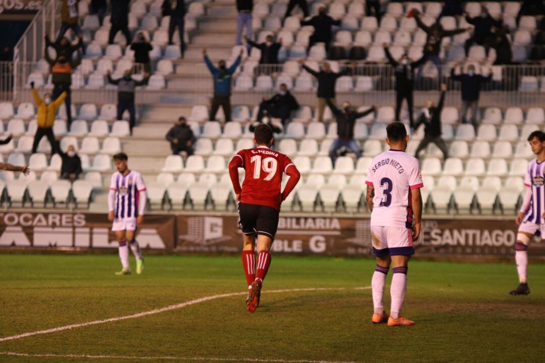 El leonés Claudio celebra su primer gol en el feudo burgalés