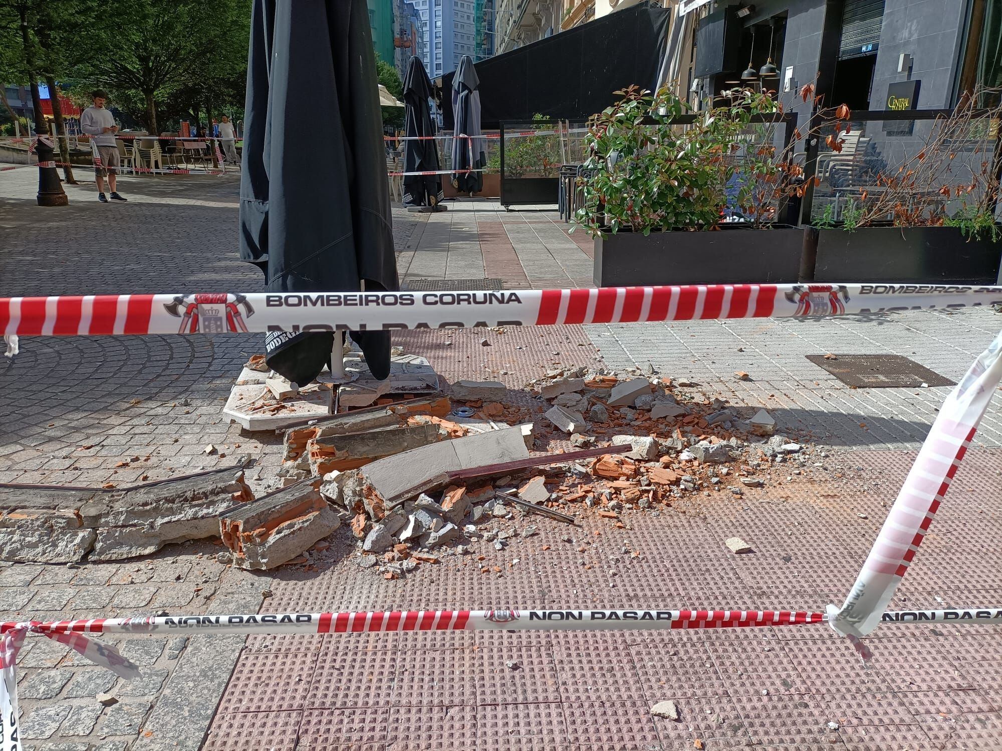 Restos de la cornisa caída en la plaza de Vigo de A Coruña