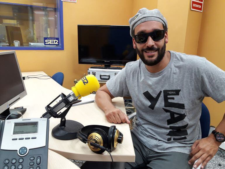 Jesús Candel durante una vista a los estudios de Radio Granada.