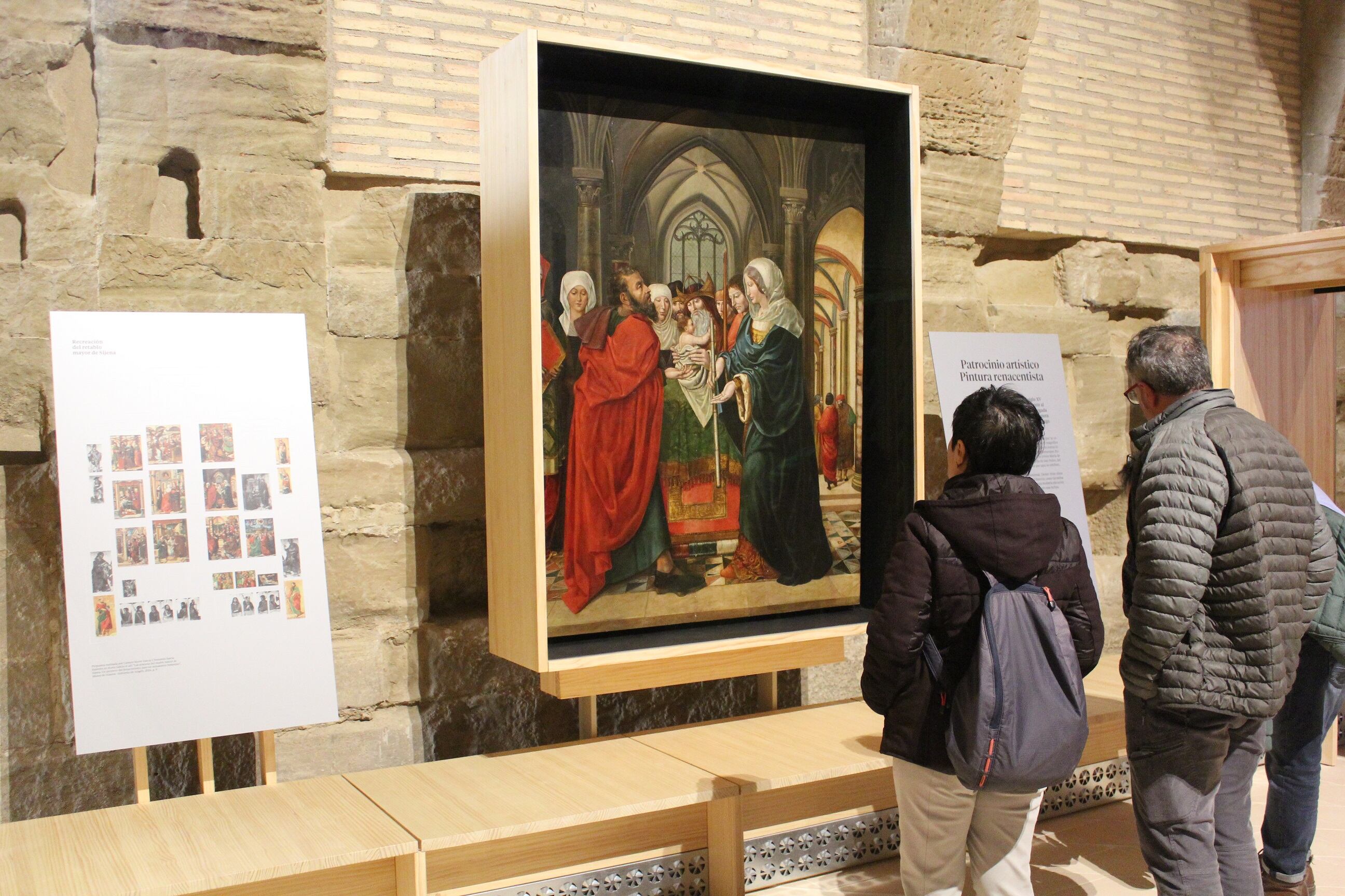 Turistas en el monasterio de Villanueva de Sijena