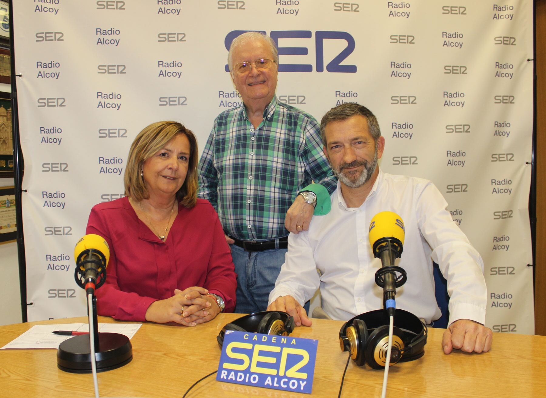 Paco Aznar junto a Carmina Nácher y Kike Romá, en el estudio central de Radio Alcoy