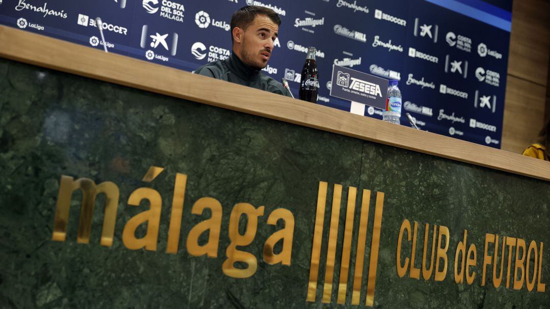 El segundo entrenador del Málaga, Manolo Sánchez, en la previa del partido en Girona