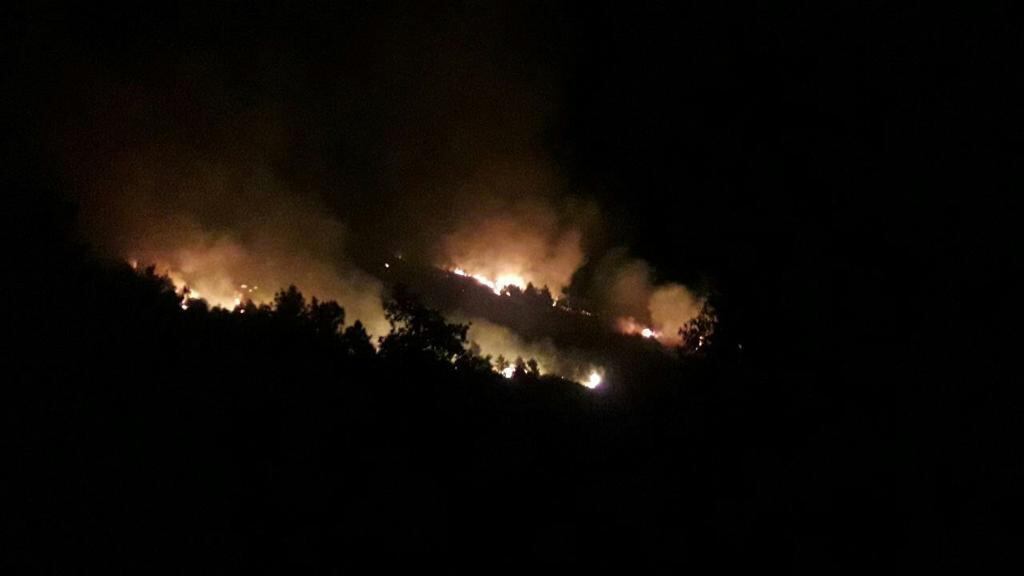 Imagen nocturna del incendio declarado en Isábena