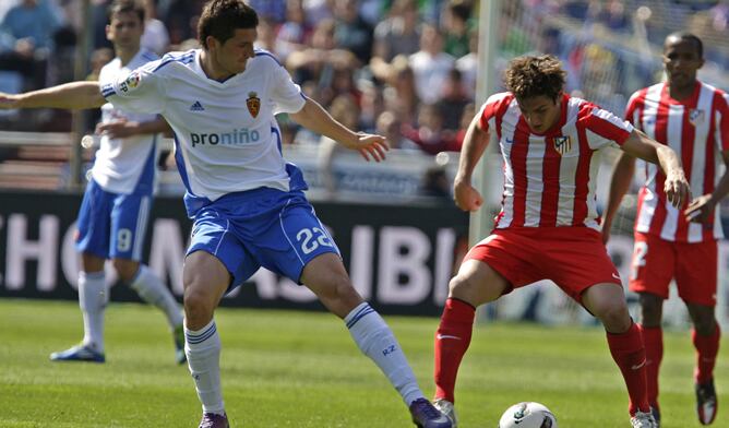 El centrocampista húngaro del Real Zaragoza, Adam Pinter pelea un balón con el centrocampista del Atlético de Madrid Koke resurrección, en su partido correspondiente a la trigésima jornada de Liga en Primera División que se ha disputado esta mañana en el 