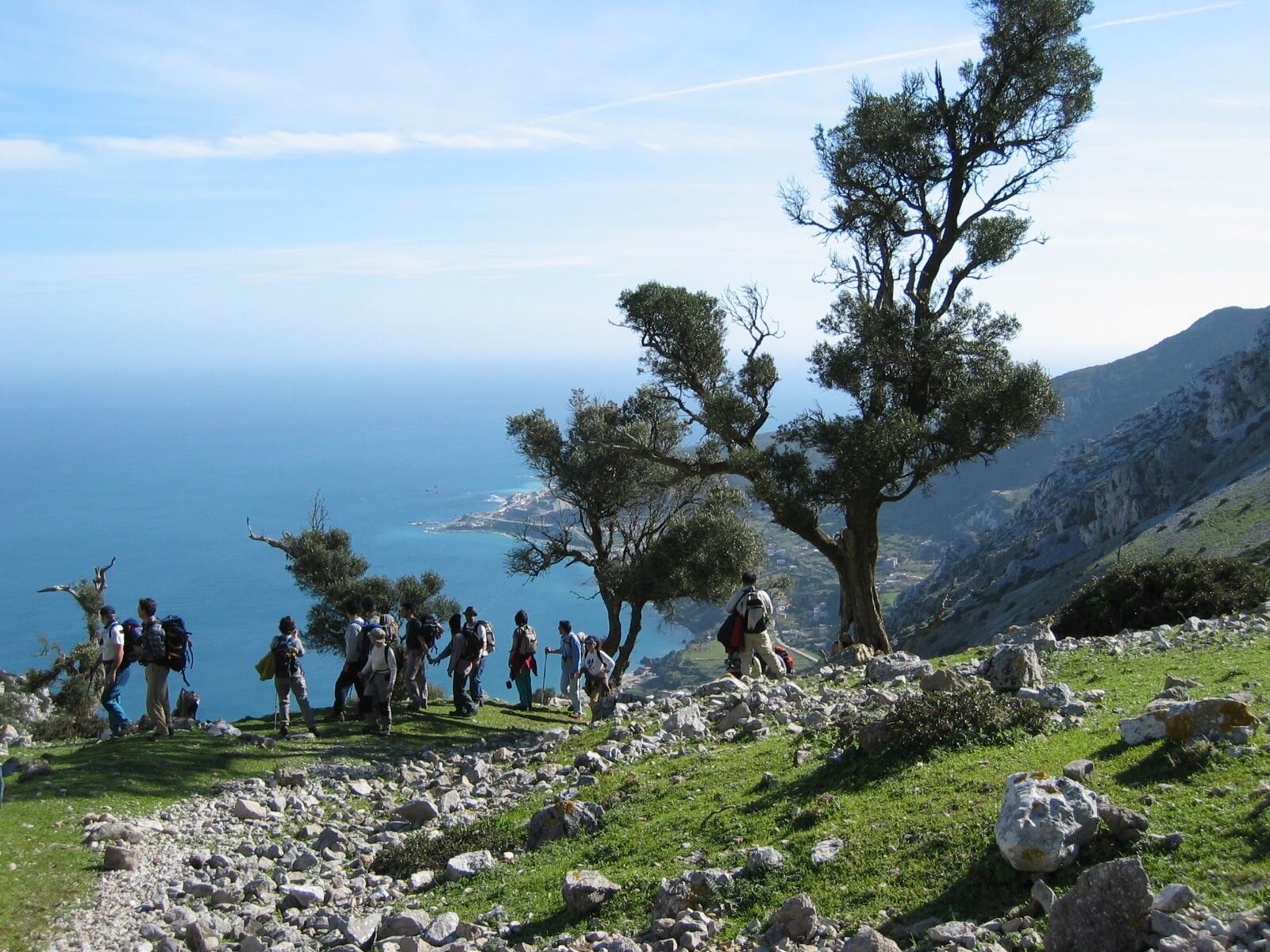 Aristóteles Moreno y sus compañeros del club &#039;Llega como puedas&#039; ascienden el pico Yebel Musa, en Marruecos. Año 2003