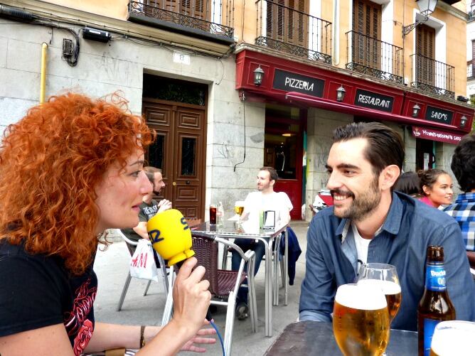 Dani Mateo llevó a Mónica Ordóñez a la Plaza del Dos de Mayo, es el lugar favorito de Madrid del presentador y humorista.