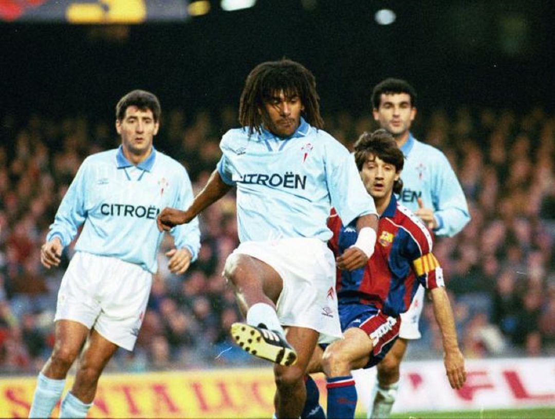 Vicente Engonga en su etapa en el Celta y durante un partido ante el Barcelona