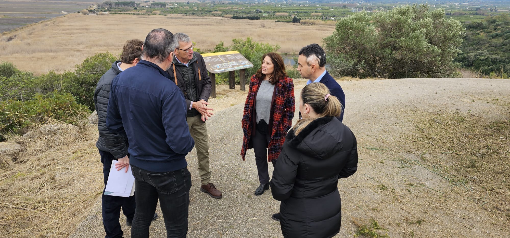 Representantes de la Conselleria y de los Ayuntamientos de Oliva y Pego visitan el marjal.