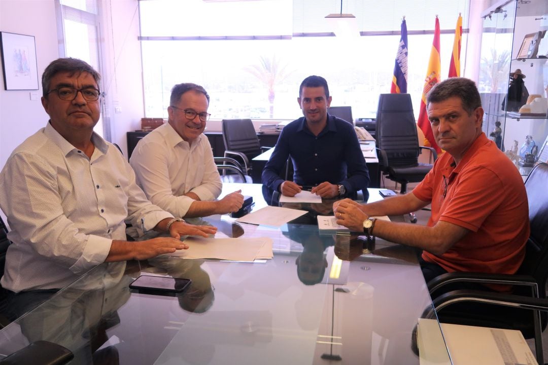 Imagen de la reunión entre los alcaldes de Sant Antoni y Sant Josep sobre el proyecto de remodelación de la bahia de Portmany