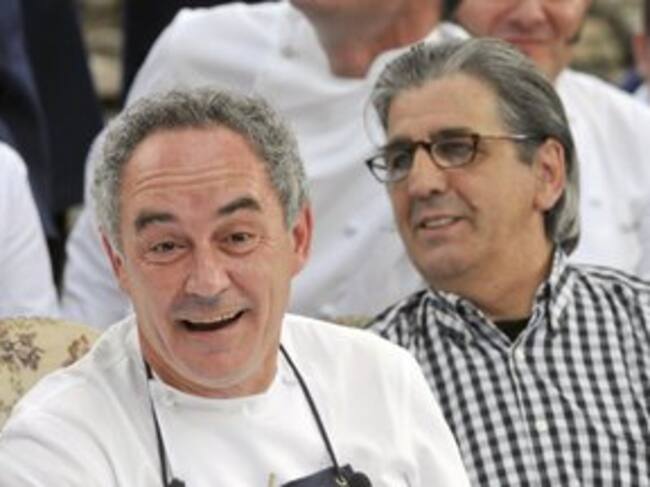Foto de archivo del cocinero Ferrán Adrià (i), junto al copropietario de El Bulli, Juli Soler (d), durante la rueda de prensa celebrada antes del cierre del restaurante, el 30 de julio de 2011.