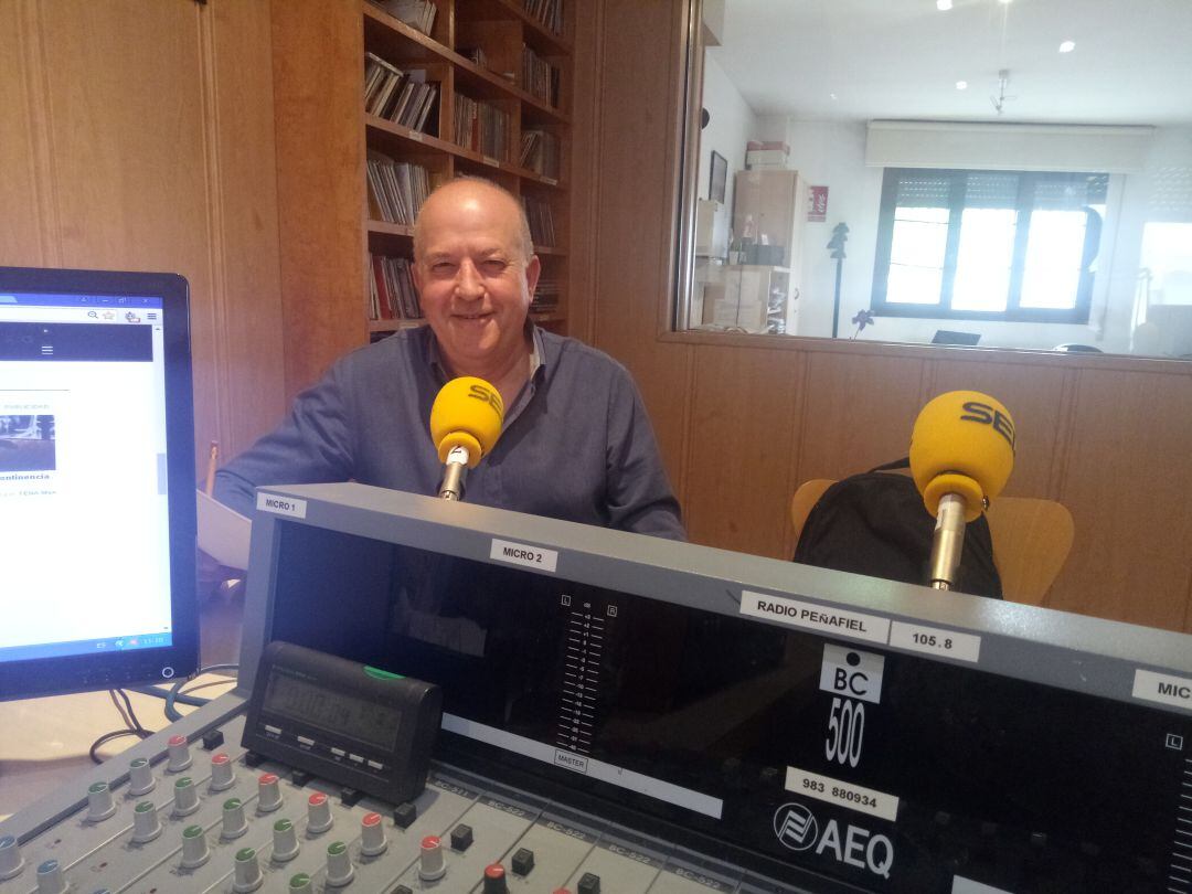 El candidato del PSOE, Elías Arranz, durante su internvención en Radio Peñafiel