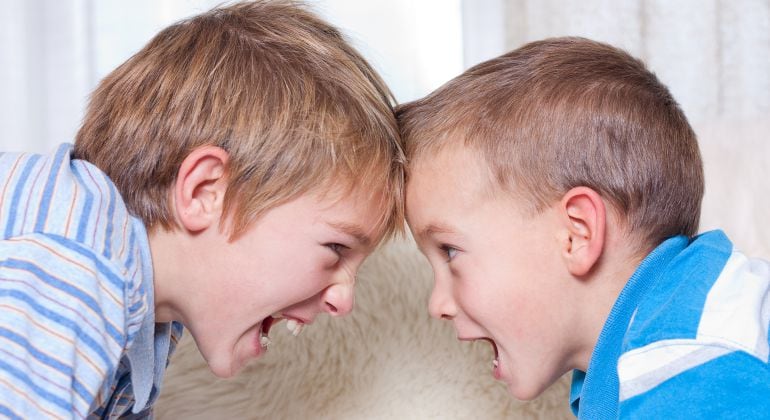 Dos hermanos jugando. 