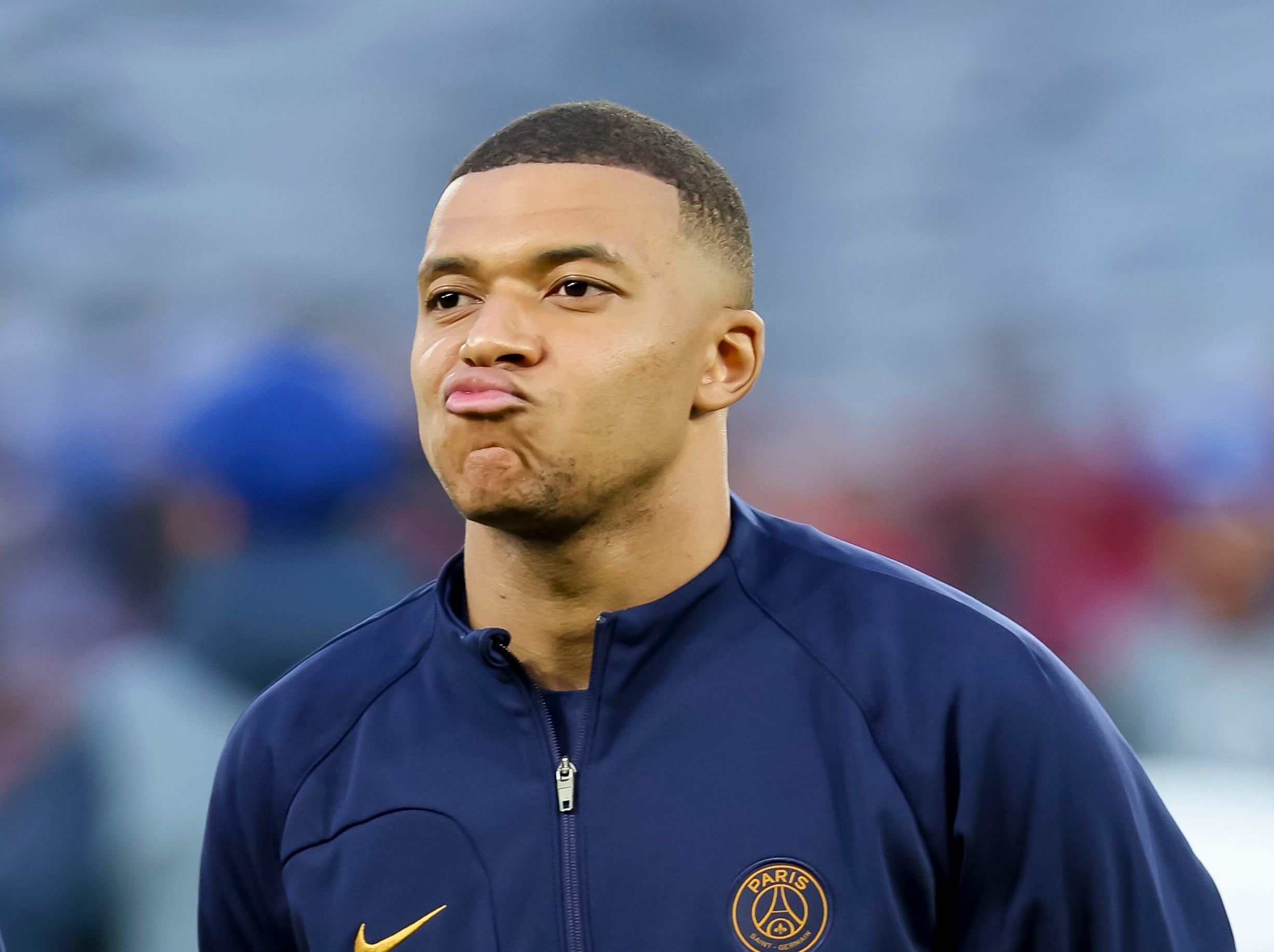 Kylian Mbappé, antes de comenzar un partido con el PSG