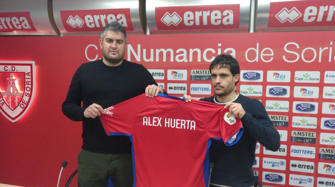 Álex Huerta, junto a Fernando Alonso, en la sala de prensa de Los Pajaritos.