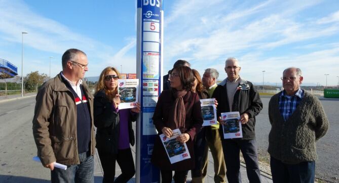 En la parada de autobús de Churriana