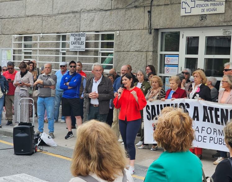 Leticia Santos, alcaldesa de Moaña, frente al Centro de Atención Primaria