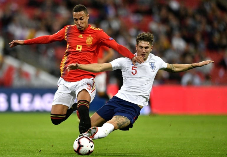 Rodrigo y Stones durante el partido de Inglaterra y España de la UEFA Nations League