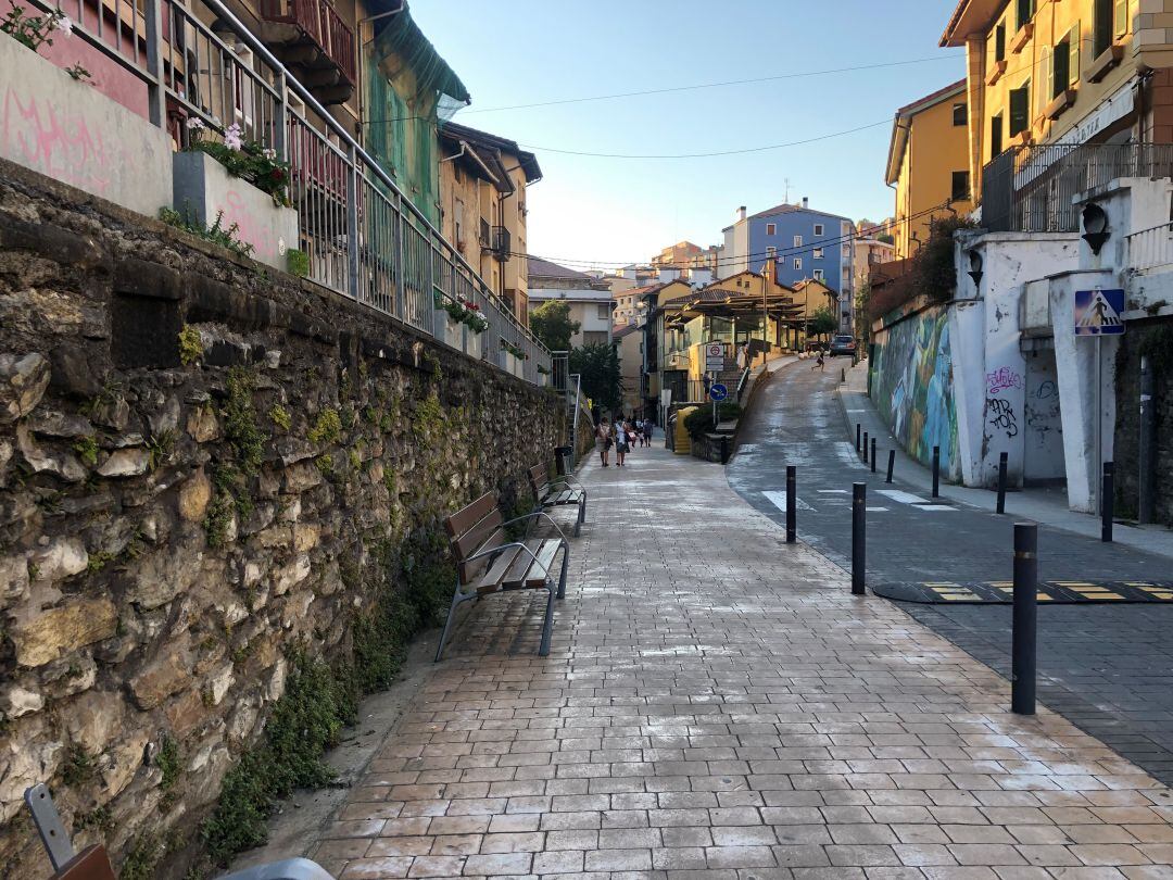 Panorámica de la calle Izelaieta, en el casco urbano de Ermua