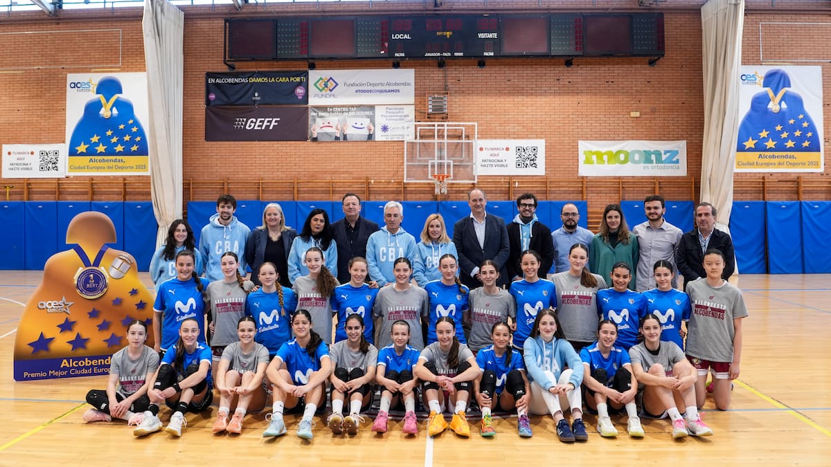 Miguel López Valverde, consejero de Digitalización, durante su visita al Baloncesto Alcobendas