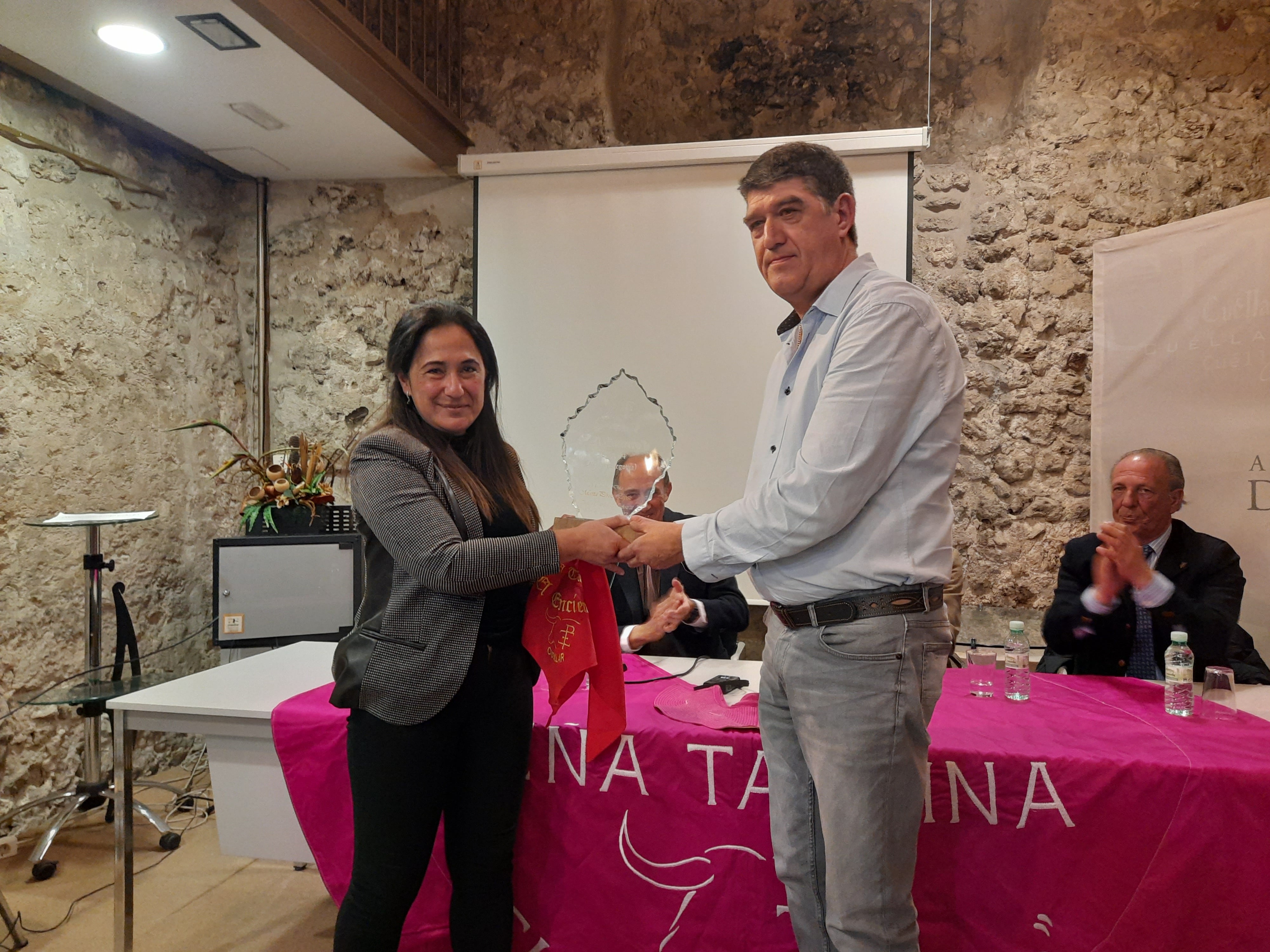 Marta Pérez recibe el trofeo Carlos Muñoz al detalle taurino que en 2023 le entregó la Peña Taurina El Encierro de Cuéllar