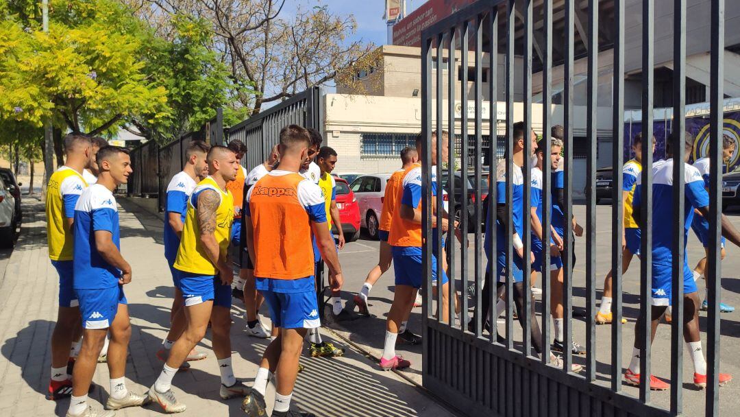 Los jugadores del Hércules entrando al Rico Pérez