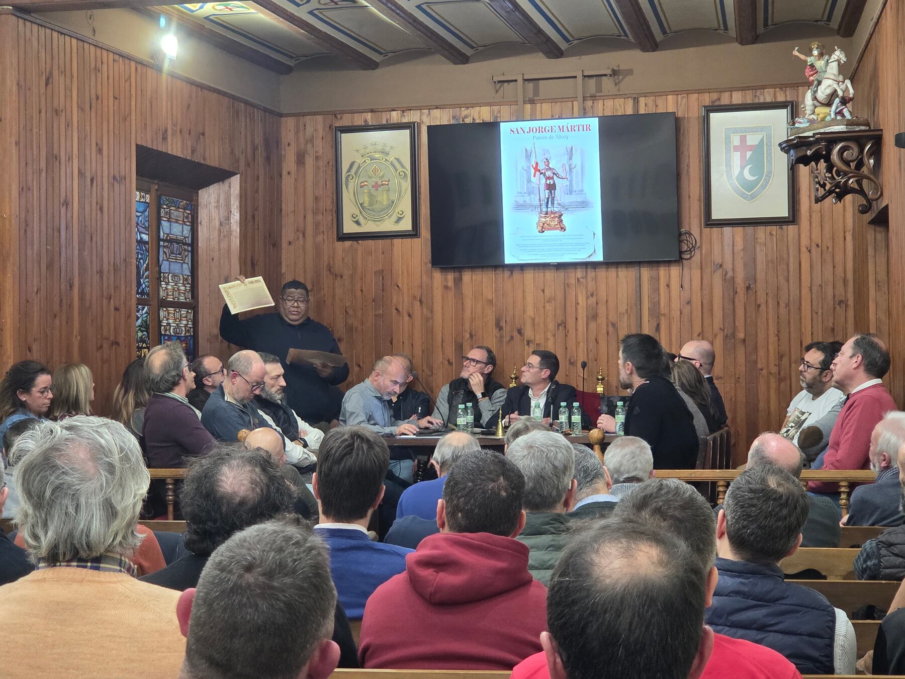 El cura párroco de las parroquias del centro, Jesús Fuentes Popa, muestra el documento o decreto de la Santa Sede de la concesión del Año Jubilar