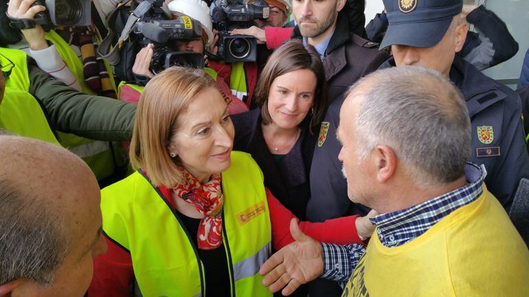 La ministra de Fomento en funciones, Ana Pastor, habla con el portavoz de la "Marea Amarilla" en la última visita girada a las obras del AVE de Granada en donde no se comprometió con fecha alguna de finalización de la obra