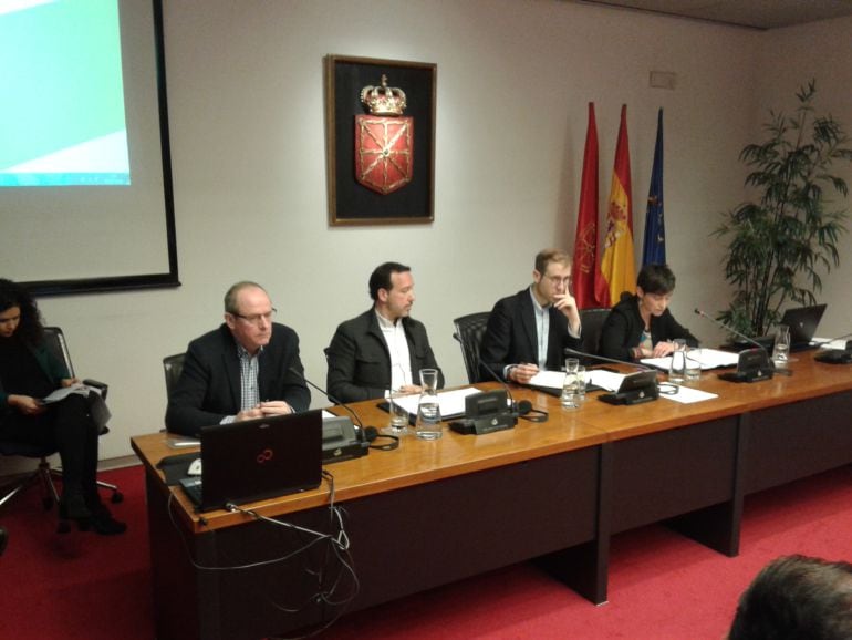 Representantes de organizaciones de pequeño comercio de Pamplona y Estella en la comisión parlamentaria