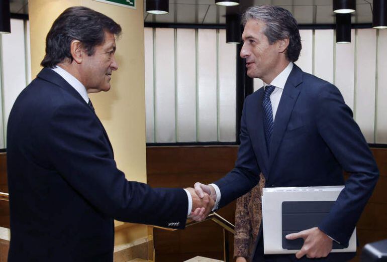 Javier Fernández saluda, ayer, a Íñigo de la Serna a su llegada a Asturias. 