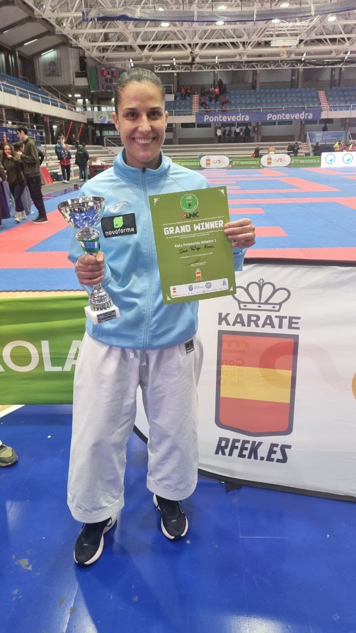 Irene Rotger  posa amb el certificat de Grand Winner de la Lliga Nacional.