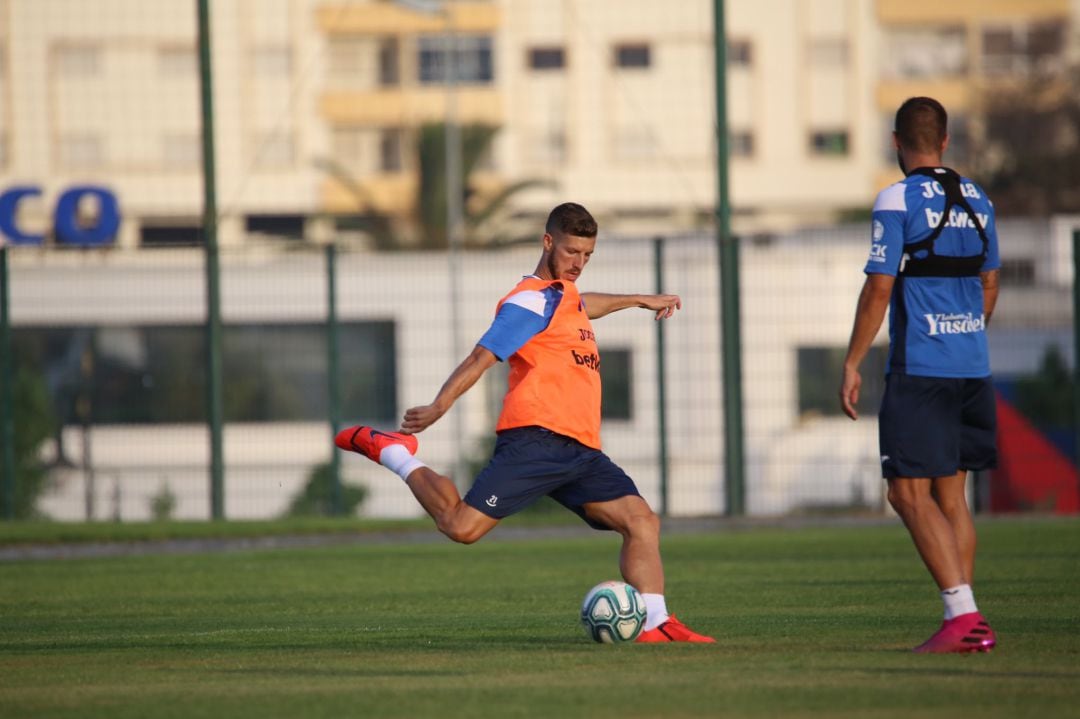 Rubén Pérez, durante un entrenamiento en la ciudad deportiva Ibn Batuta de Tánger.