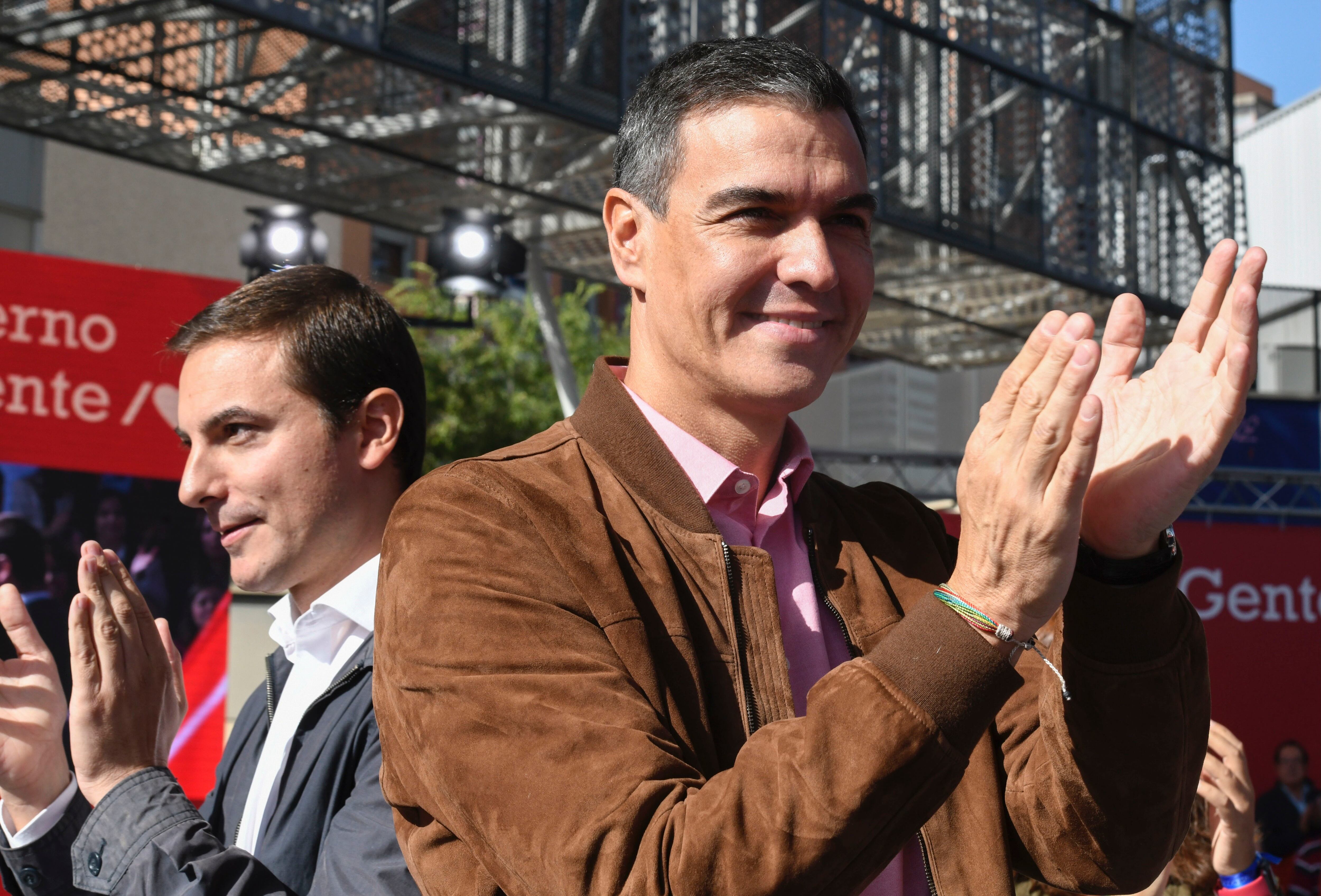 El secretario general del PSOE y presidente del Gobierno, Pedro Sánchez, junto al secretario general del PSOE de Madrid y candidato a la Presidencia de la Comunidad de Madrid, Juan Lobato, durante un acto público del partido en Getafe, este sábado. EFE