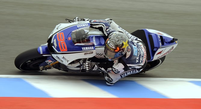 El piloto español Jorge Lorenzo del equipo Yamaha Factory Racing participa el sábado 28 de julio de 2012, en la tercera práctica libre del Gran Premio de Estados Unidos que se disputará mañana en el circuito de Laguna Seca.