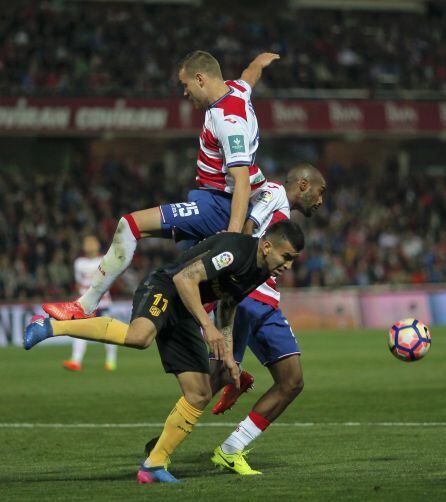 Correa lucha el balón.