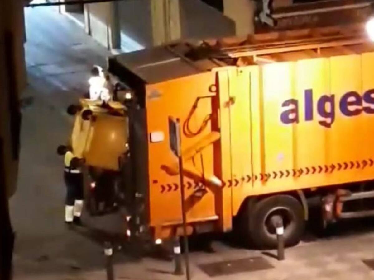 Operarios de Algesa vuelcan un contenedor amarillo en un camión de recogida orgánica
