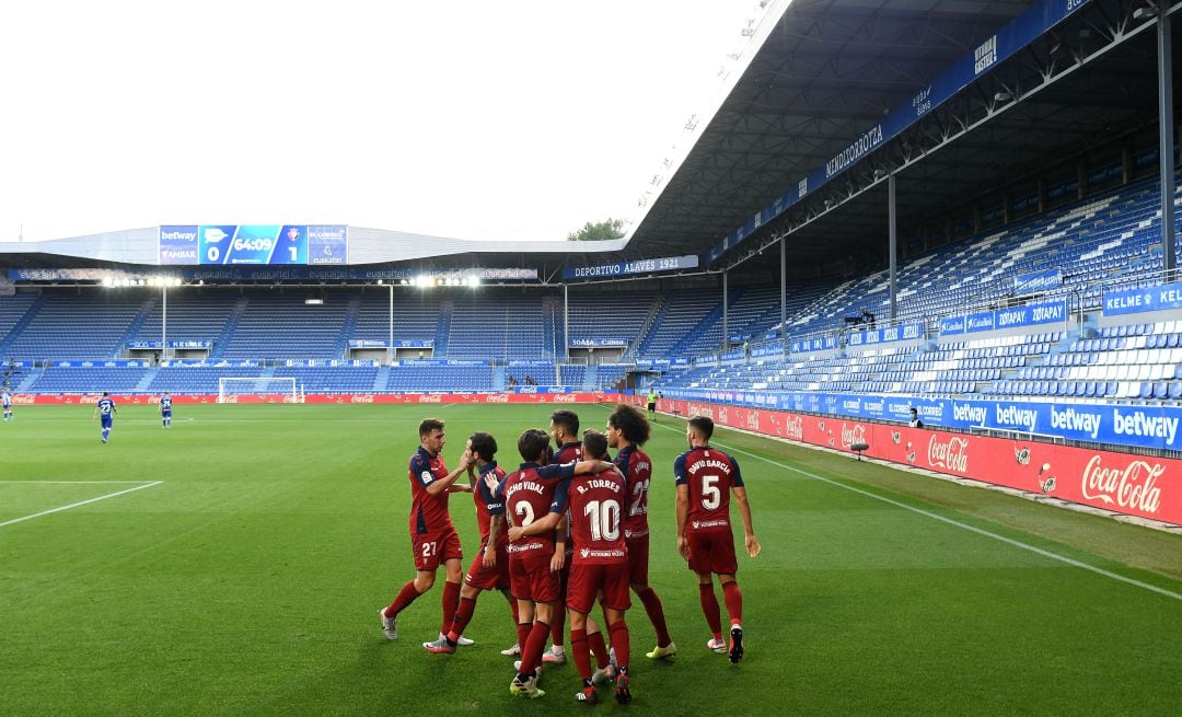 Los jugadores de Osasuna celebran el gol. 