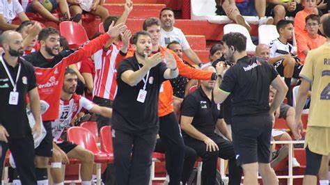 Toni Malla dirigiendo un partido en Puerto Sagunto