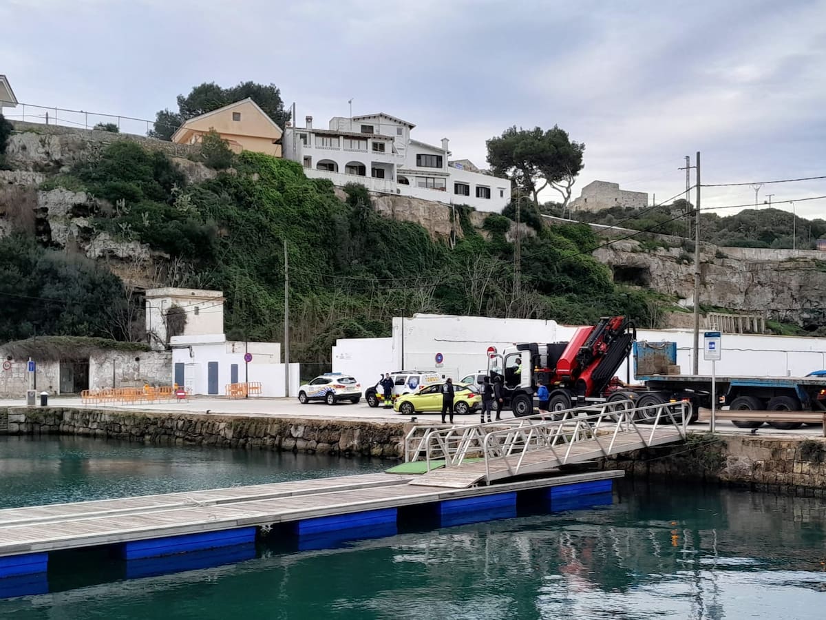 Es Castell ordena el desallotjament de Cala Figuera i inspecciona la zona amb un dron