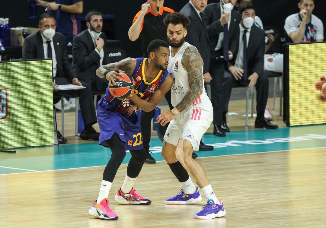 Cory Higgins defendido por Jeffery Taylor en la victoria del Barça 