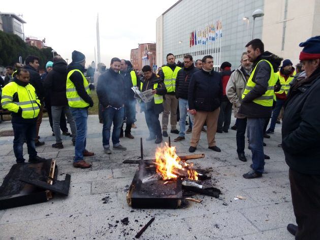 Los taxistas encienden un fuego en las inmediaciones de Ifema.