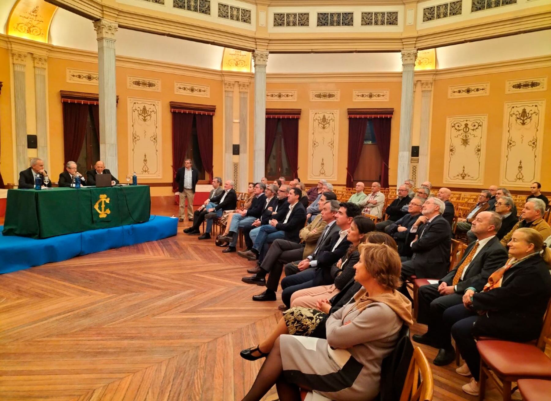 Imagen general de los asistentes en el Salón Rotonda a la charla de Ángel Luna
